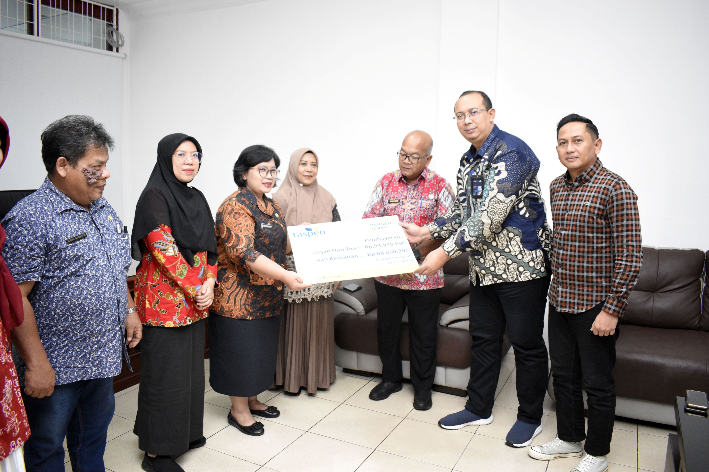 penyerahan-simbolis-dana-tht-dan-jkm-kepada-pegawai-bapeg-provsu-oleh-mandiri-taspen